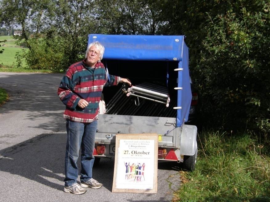 Der Anhänger wird mit Plakaten gefüllt