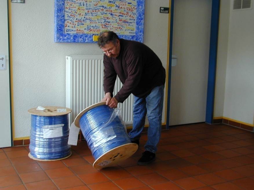 Ehrenamtler packt Kabel aus