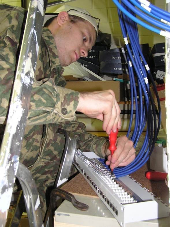 Elektriker verbindet die Kabel