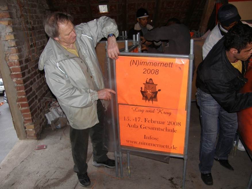 Die Plakattafeln werden zusammen gesteckt